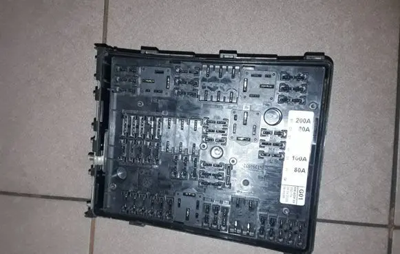 Volkswagen Golf V Fuse module 1K0937124K