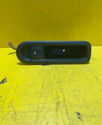Renault Clio III Electric window control switch 8200356517B
