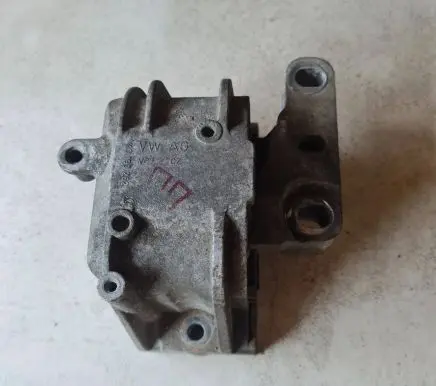 Volkswagen PASSAT CC Engine mount bracket 1K0199262