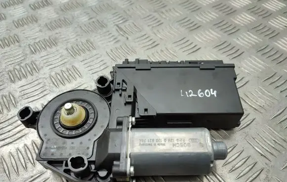 Seat Exeo (3R) Front door window regulator motor 8E1959802G