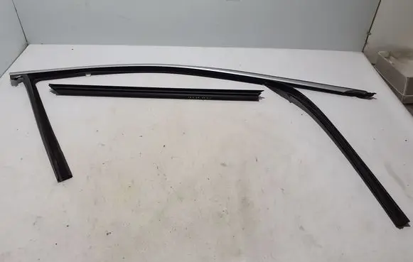 BMW i5 G60 Front door rubber seal 5A05898