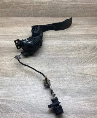 Volkswagen PASSAT B5 Accelerator throttle pedal 8D1723523G