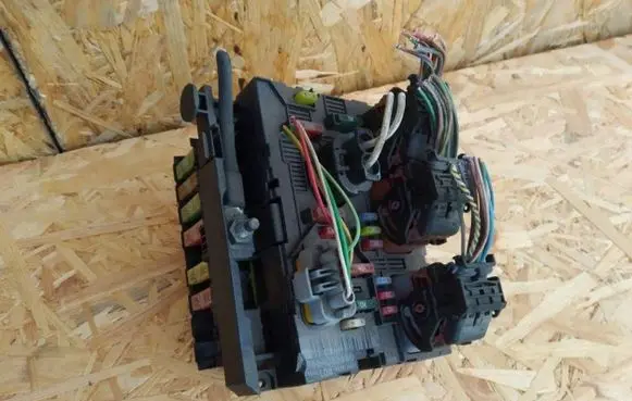 Citroen C4 I Picasso Fuse module 9664055680