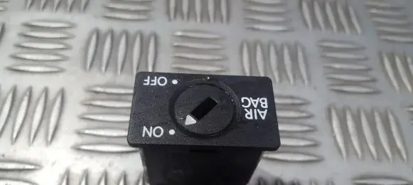 Passenger airbag on/off switch