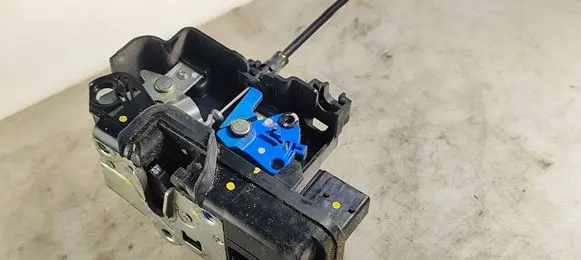 Opel Antara Front door lock