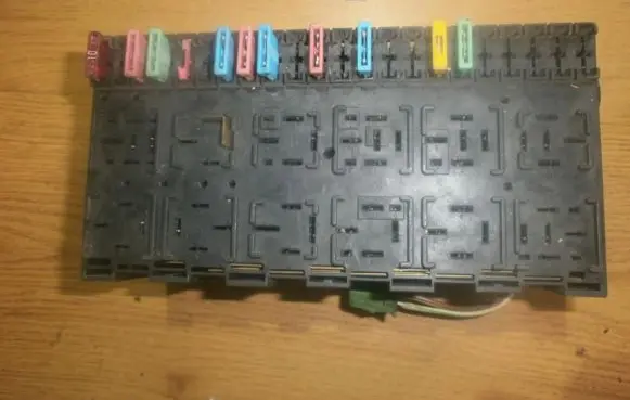 Volkswagen PASSAT B3 Fuse box set 357937039