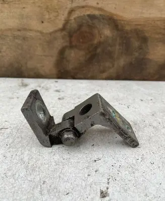 Skoda Octavia Mk2 (1Z) Front door lower hinge 6Y0831412D