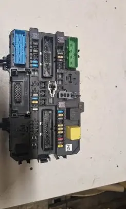 Opel Zafira B Fuse module 13206759