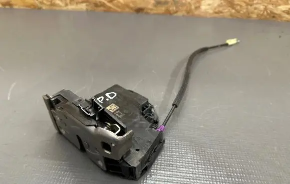Opel Insignia B Front door lock C3039072 301017 G452902
