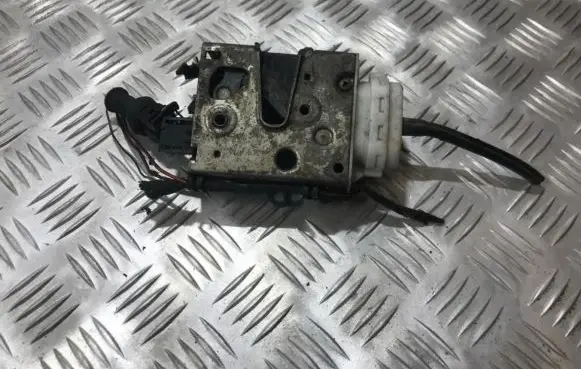 Audi A6 S6 C4 4A Front door lock 4a0173