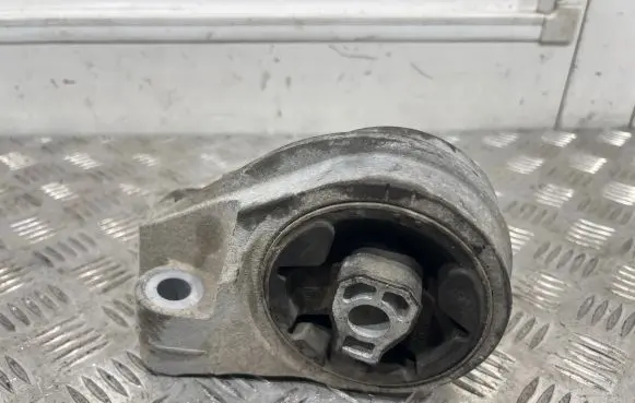 Chevrolet Captiva Engine mount bracket X01187