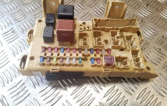 Toyota Avensis Verso Fuse module 8922144030