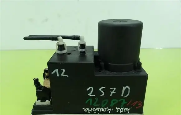 Audi A4 S4 B5 8D Central locking vacuum pump 8D0862257B