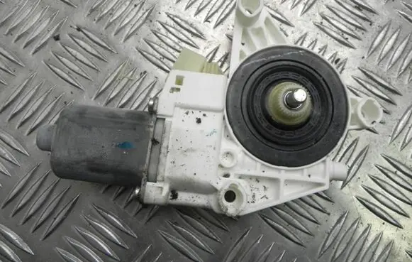 Mercedes-Benz R W251 Front door window regulator motor 0130822273 Z1104