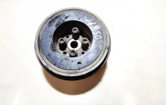 Volkswagen Golf IV Crankshaft pulley 038105243