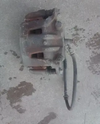 Nissan Leaf I (ZE0) Front brake caliper