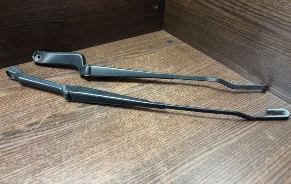 Front wiper blade arm
