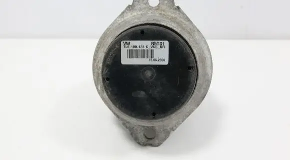 Volkswagen Touareg I Engine mount bracket 7L6199131C