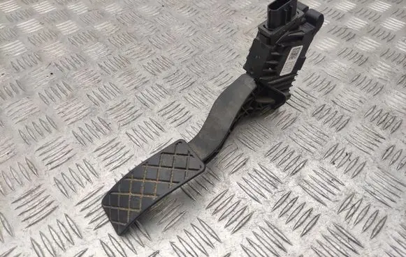 Accelerator throttle pedal