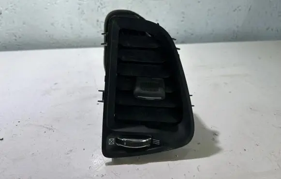 Dodge Challenger Dash center air vent grill 5LE81DX9AD 20160106 0050142