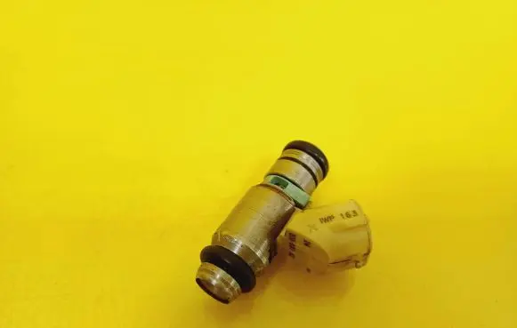 Volkswagen Golf V Fuel injector 036031AC
