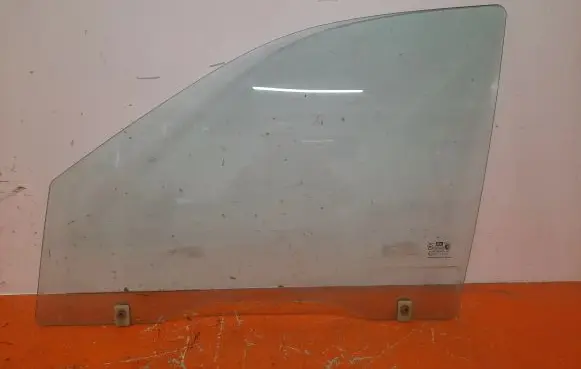 Hyundai Santa Fe Front door window glass four-door