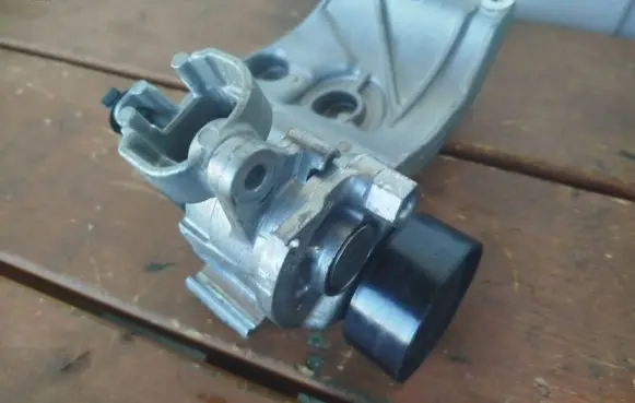 Citroen C5 Aircross A/C compressor mount bracket 9823598480