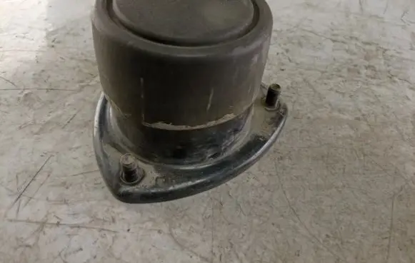Suzuki Grand Vitara I Coil spring mount 