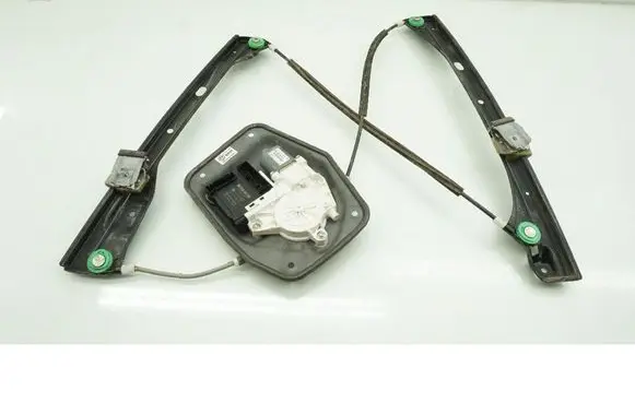 Volkswagen Golf Plus Front door window regulator with motor 5M1831401B