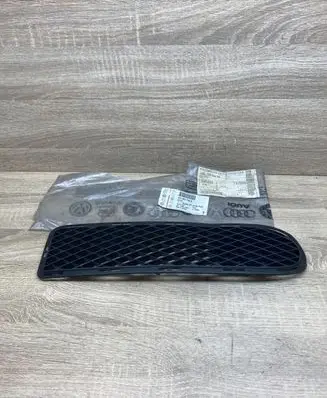Volkswagen Golf IV Front bumper lower grill 377807718A
