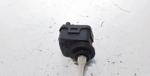 Mitsubishi Carisma Headlight level adjustment motor 007878