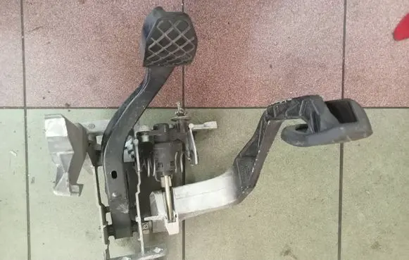 Volkswagen PASSAT B5.5 Pedal assembly 8D1721117P