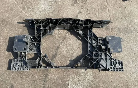 Renault Megane III Radiator support slam panel
