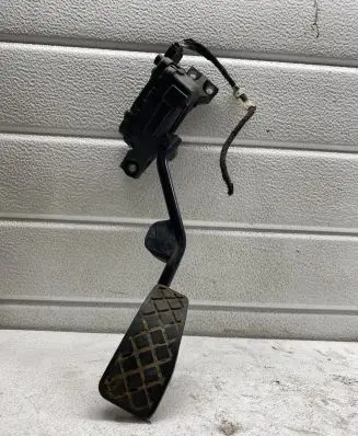 Audi A6 S6 C5 4B Accelerator throttle pedal bracket 8E2721523