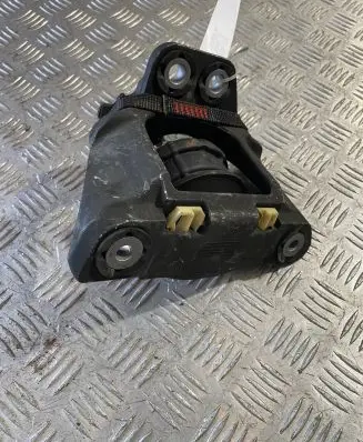 Volvo XC90 Engine mount bracket 31330588