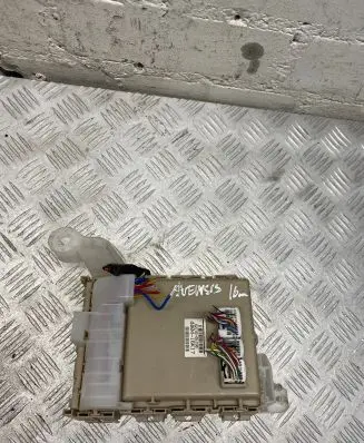 Toyota Avensis T270 Fuse module 8273005J90