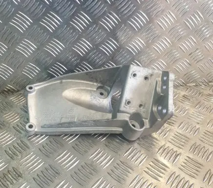 Volvo XC90 Engine mounting bracket 31370633