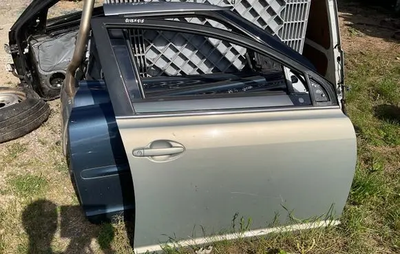 Toyota Avensis T250 Front door