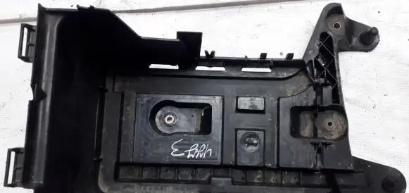 Volkswagen PASSAT B6 Battery box tray 1K0915333