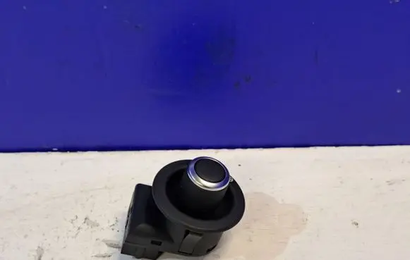 Jaguar XE Steering wheel adjustment switch FW936465BB