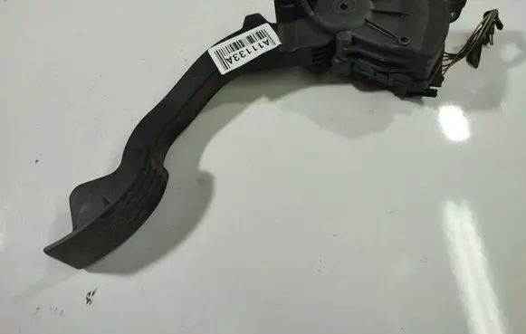 Ford C-MAX I Accelerator throttle pedal 3M519F836AF