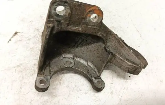 Jeep Cherokee Engine mounting bracket 90512974f