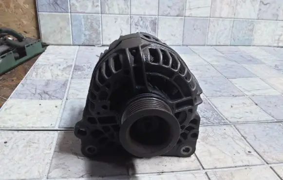 Volkswagen Golf IV Generator/alternator 028903028D