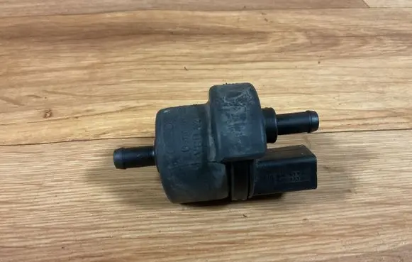 Volkswagen Golf V Valve vacuum 058133459 042115005