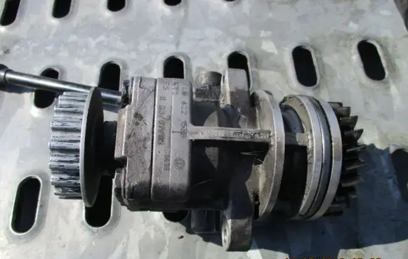 Volkswagen Touareg I Power steering pump mounting bracket 7L6422153B