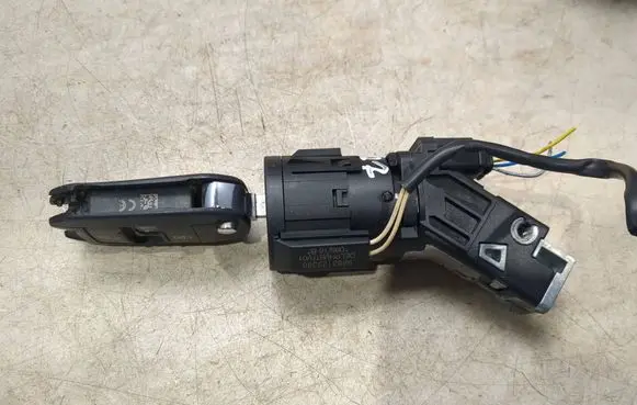 Peugeot 308 Ignition lock 9663123380