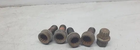 Volkswagen PASSAT B6 Anti-theft wheel nuts and lock 