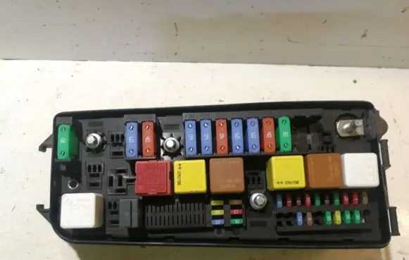 Opel Vectra C Fuse module 13240244 519178107 00023888