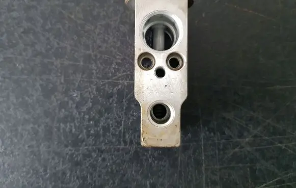 Suzuki Grand Vitara I Air conditioning (A/C) expansion valve 