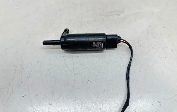 BMW 5 E60 E61 Windshield washer spray nozzle 8377430